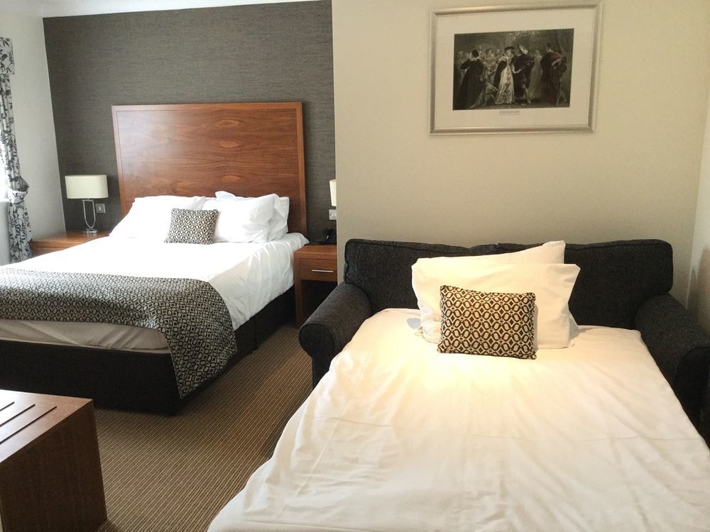 The Boleyn Hotel Стейнс Экстерьер фото