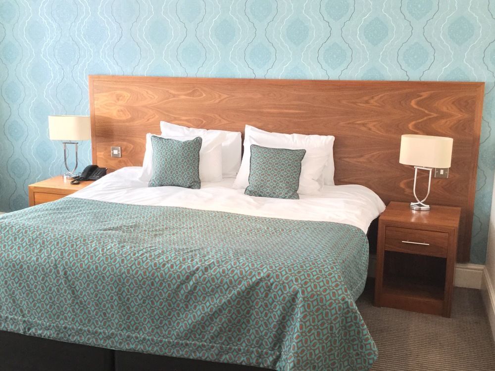 The Boleyn Hotel Стейнс Экстерьер фото