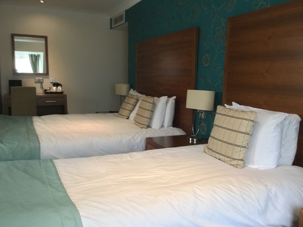 The Boleyn Hotel Стейнс Экстерьер фото
