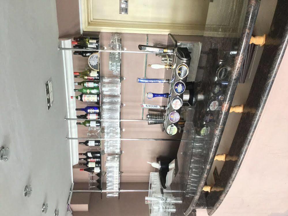 The Boleyn Hotel Стейнс Экстерьер фото