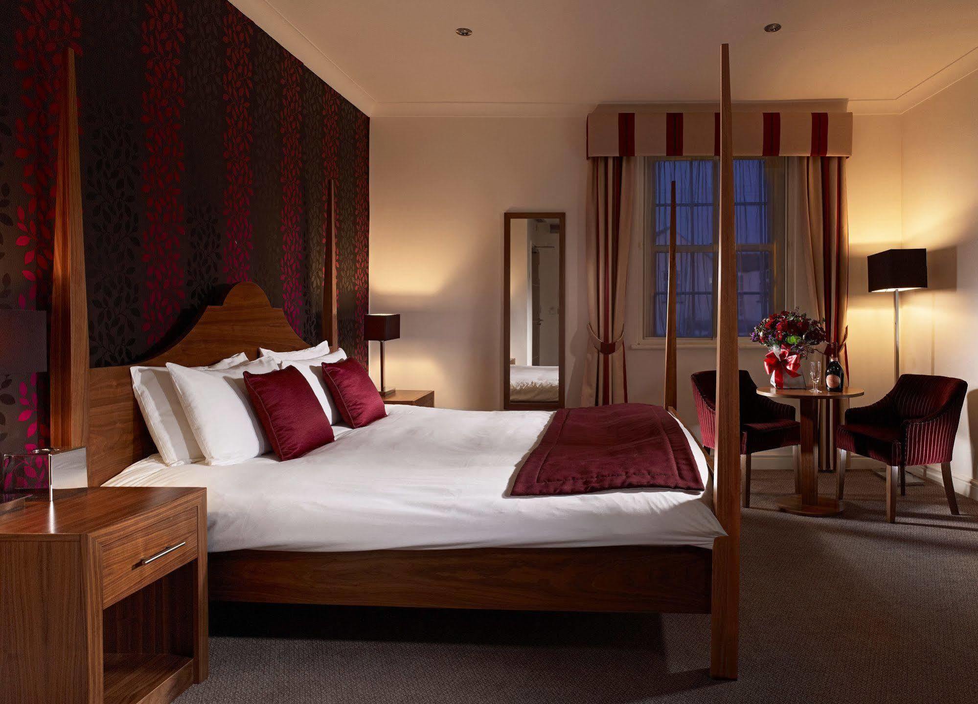 The Boleyn Hotel Стейнс Экстерьер фото