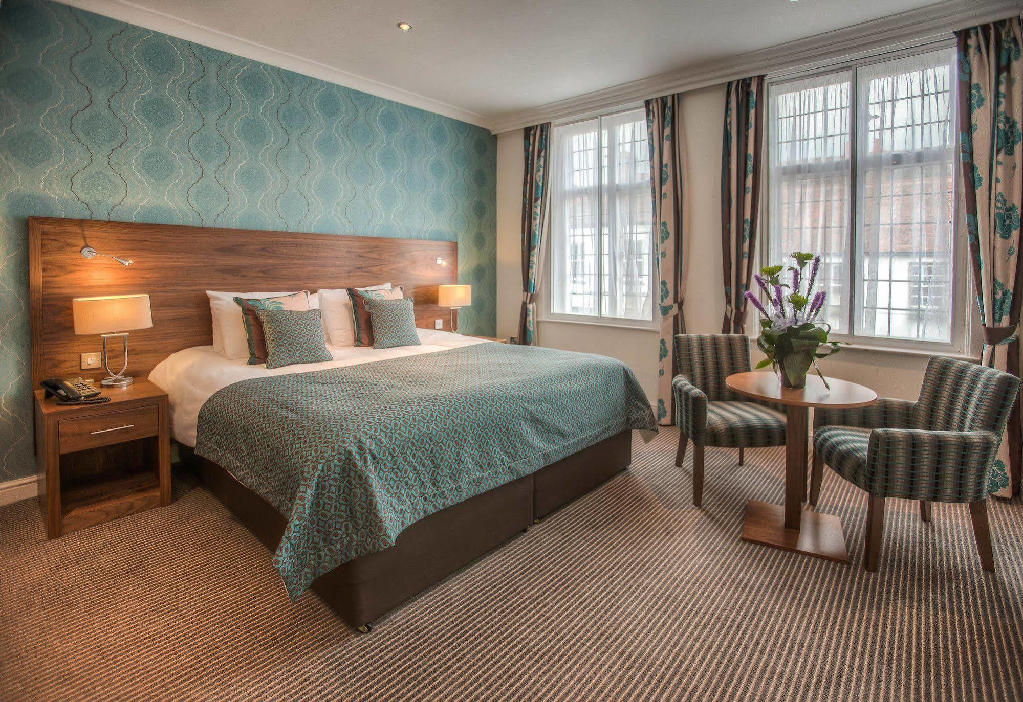 The Boleyn Hotel Стейнс Экстерьер фото