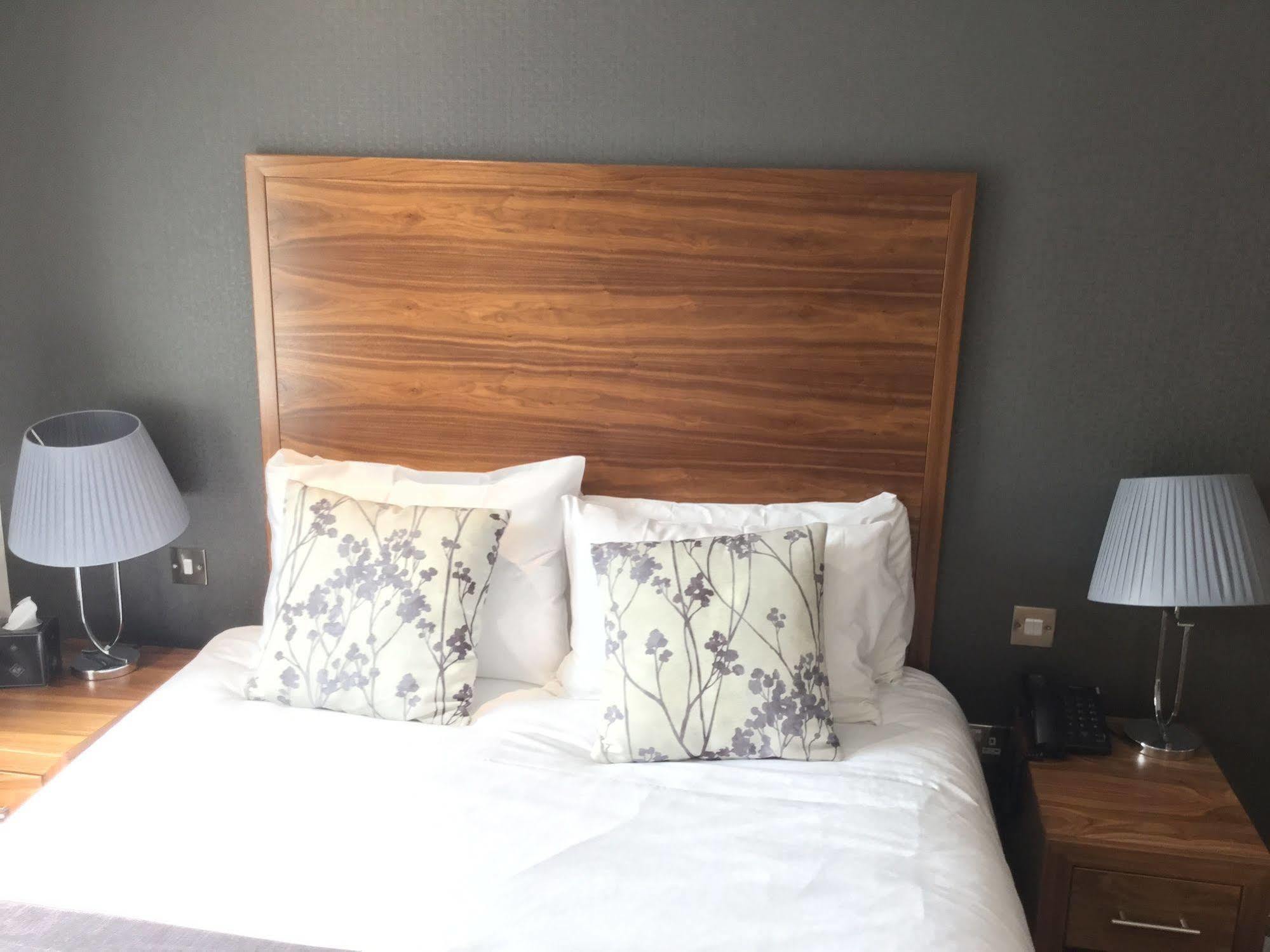 The Boleyn Hotel Стейнс Экстерьер фото