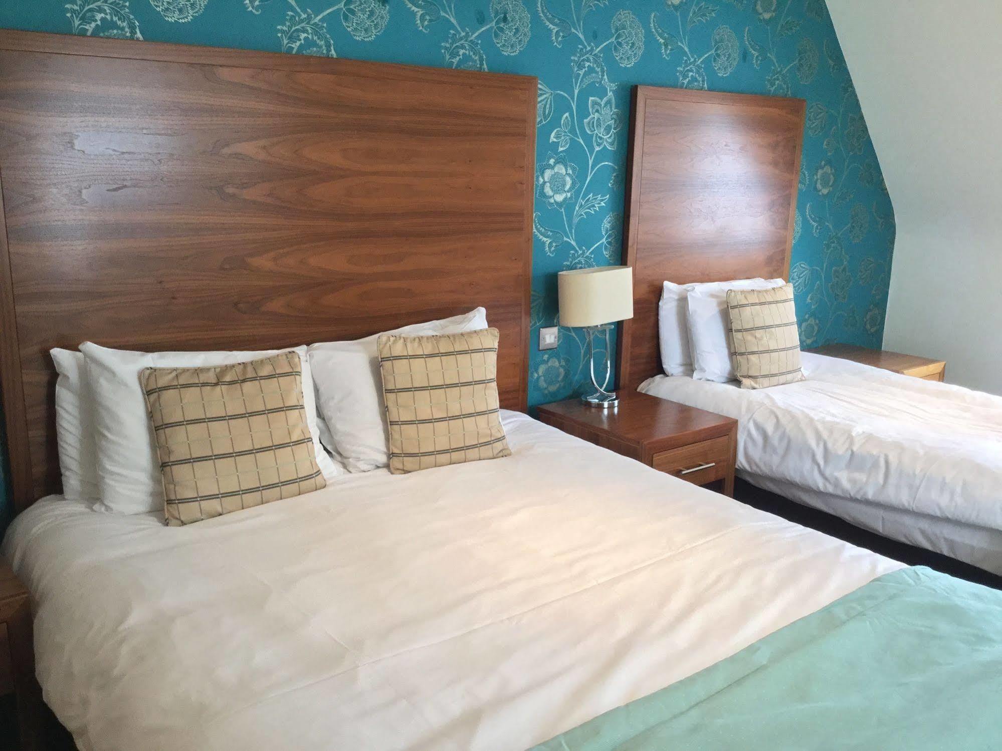 The Boleyn Hotel Стейнс Экстерьер фото