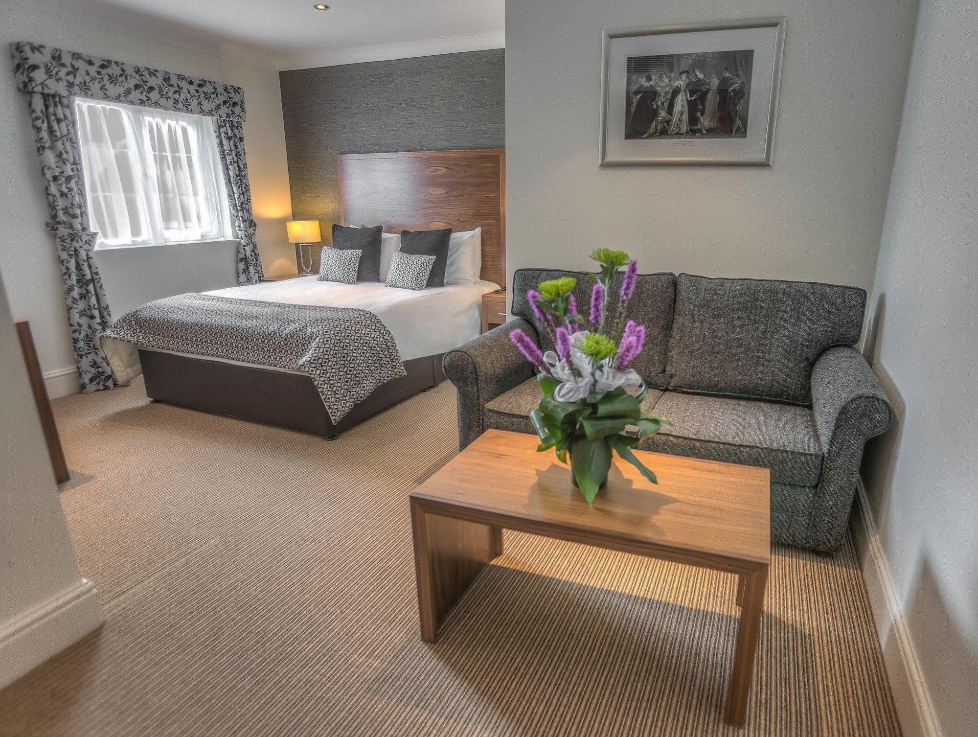 The Boleyn Hotel Стейнс Экстерьер фото