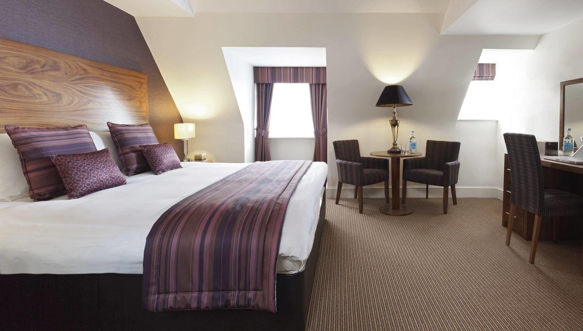 The Boleyn Hotel Стейнс Экстерьер фото