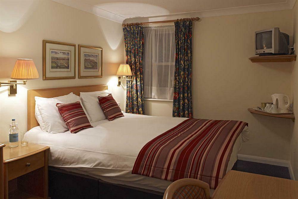The Boleyn Hotel Стейнс Экстерьер фото